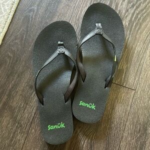 Sanuk flip flops 🩴